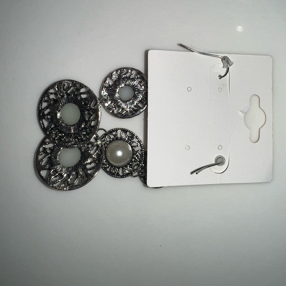 $3 Pearl Dangle Earrings. New. $3 if Bundled - Picture 6 of 13